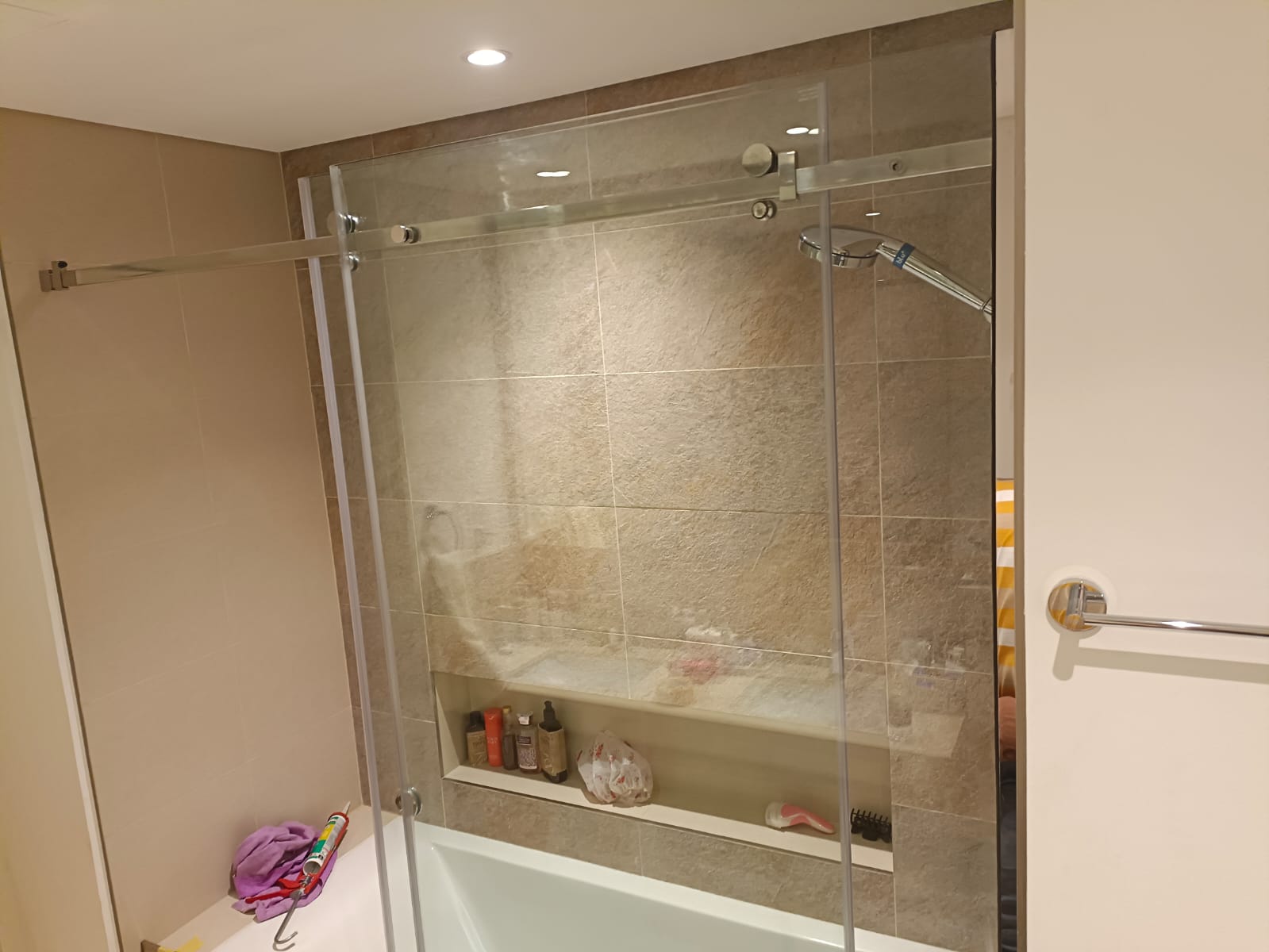 Bathtub sliding door